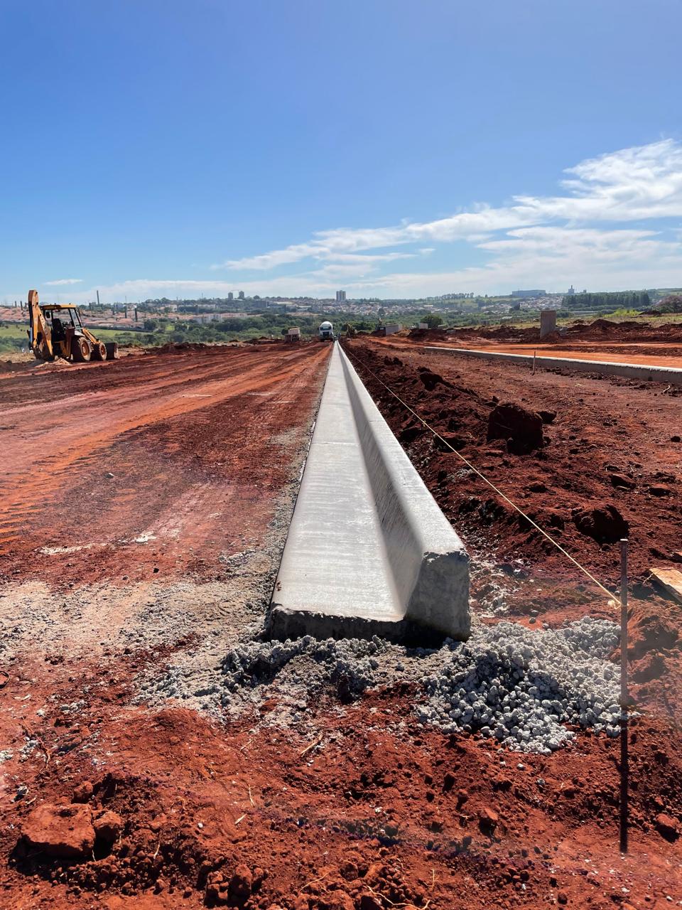 Guia de concreto ao longo da via ao amanhecer