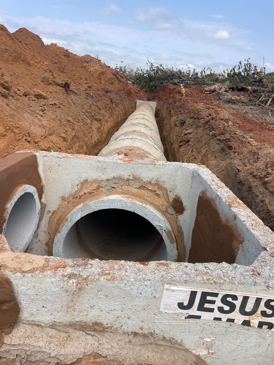 Caixa de poço de visita com tubulação de concreto conectada