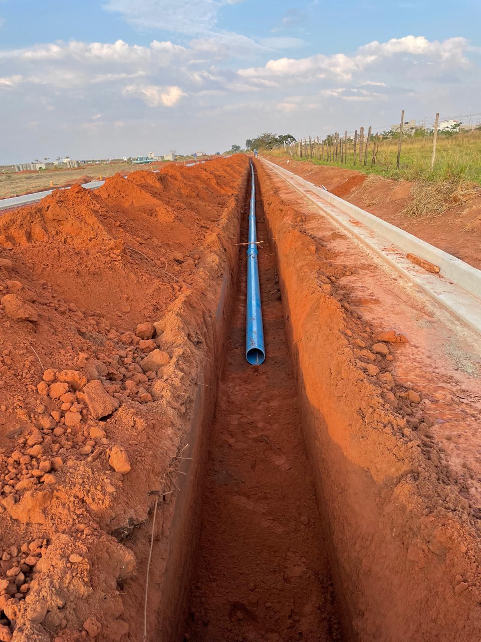 Tubulação de água instalada ao lado de guia de concreto