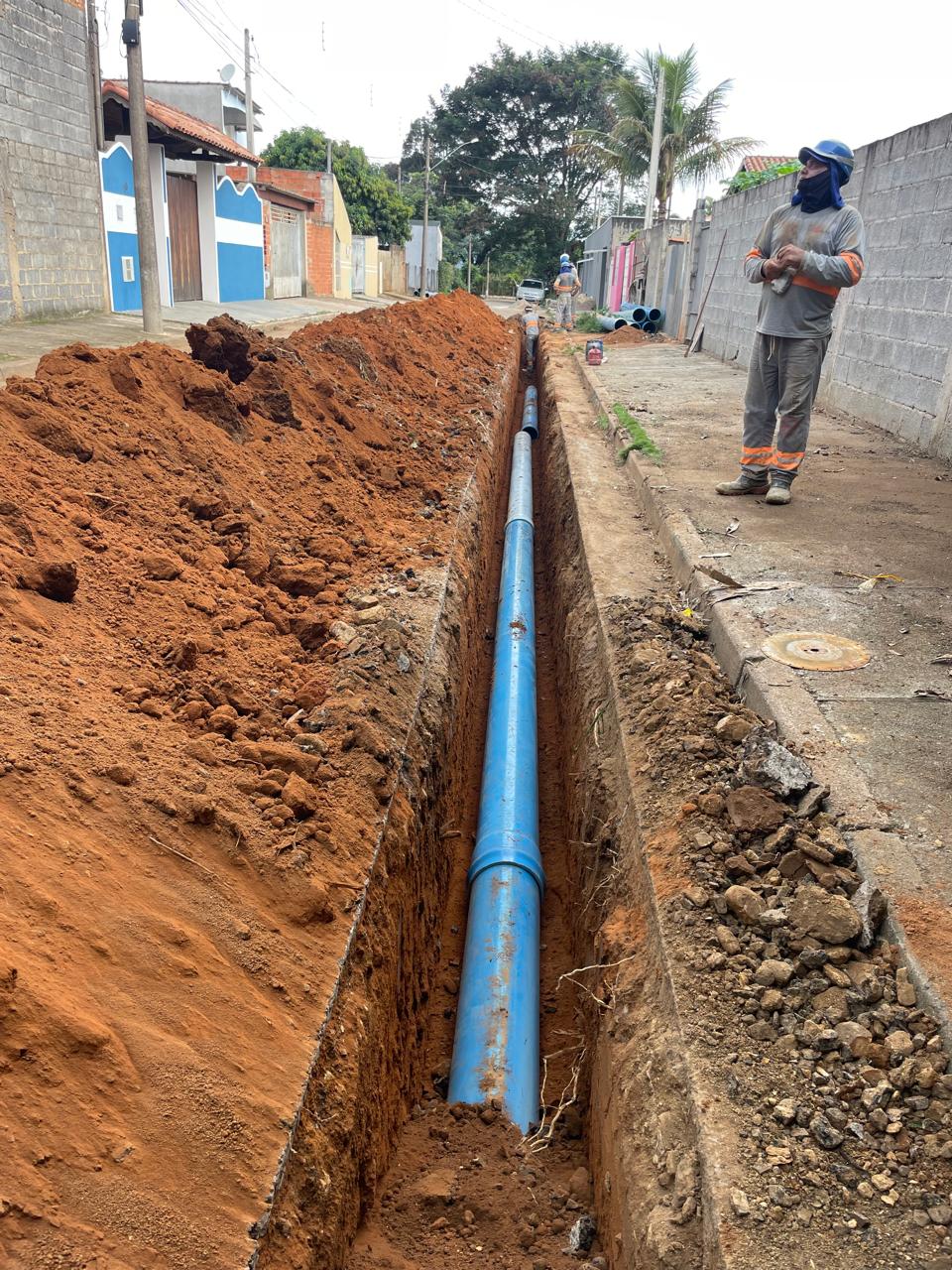 Vala aberta para rede de esgoto em rua residencial
